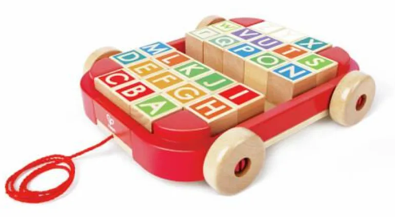 Buchstabenbauklötze im Nachziewagen