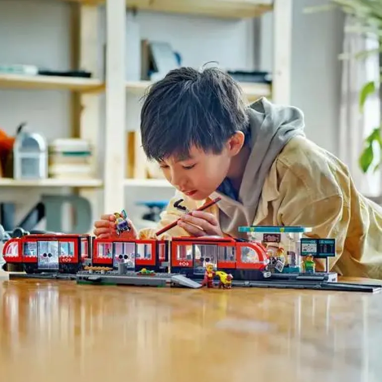 LEGO® City Straßenbahn mit Haltestelle 60423