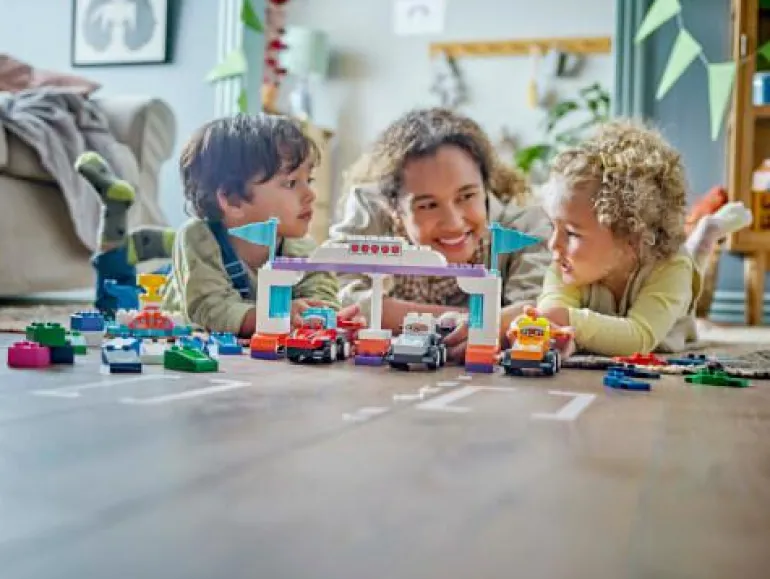 LEGO® DUPLO® F1® Team Rennautos mit Rennfahrern 10