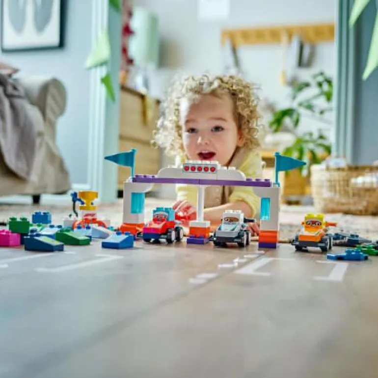 LEGO® DUPLO® F1® Team Rennautos mit Rennfahrern 10
